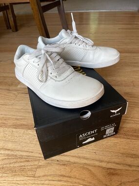 ICARUS Ascent Women’s White Leather Low-Top Sneakers